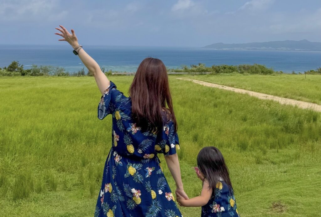 沖縄の海を眺める親子