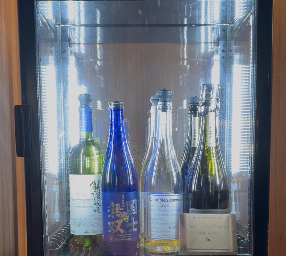 北こぶし知床のラウンジに並ぶお酒