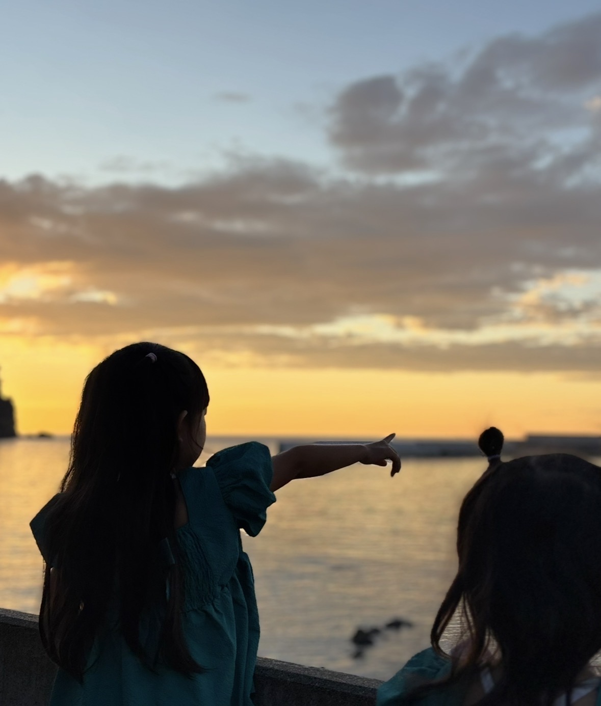 北海道の夕日を眺める家族